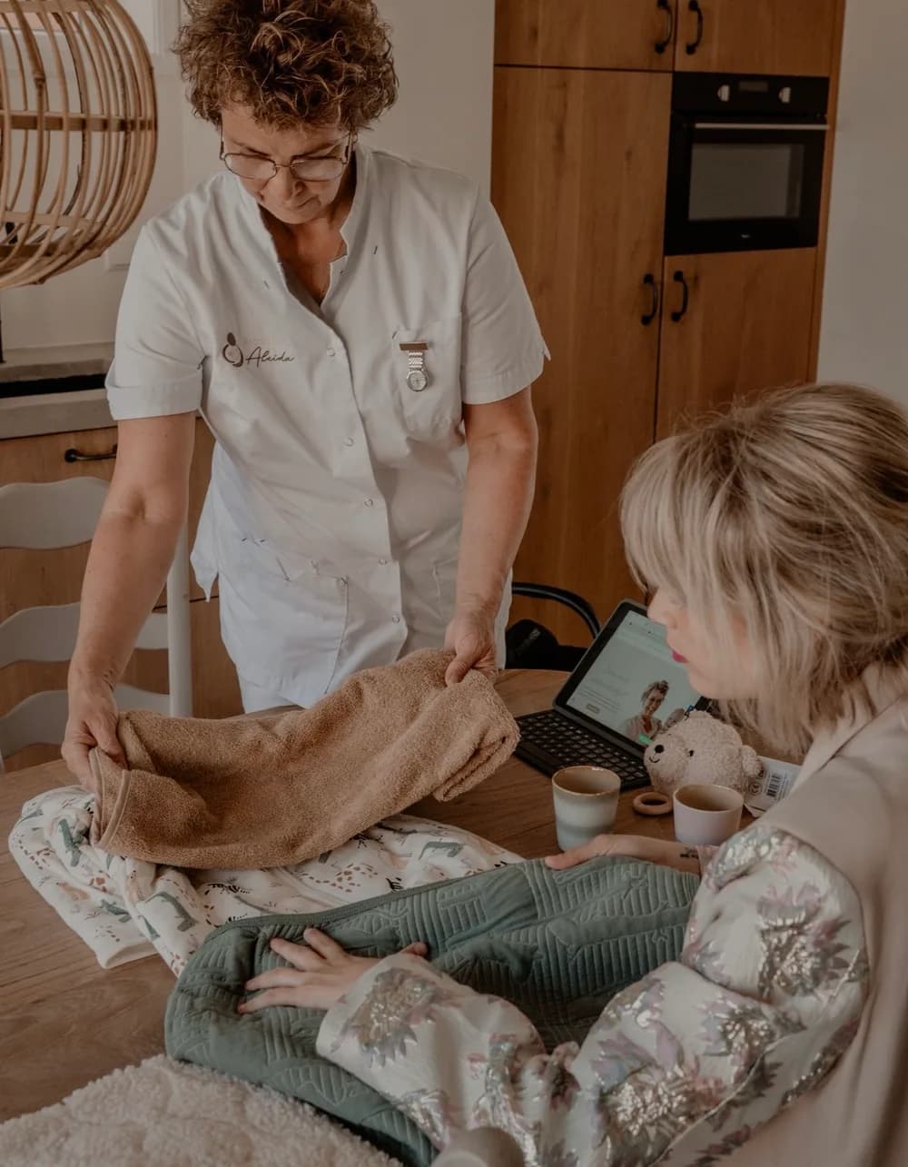 Babyspullen en de digitale Baby Bundel-omgeving samen bekijken tijdens een gesprek