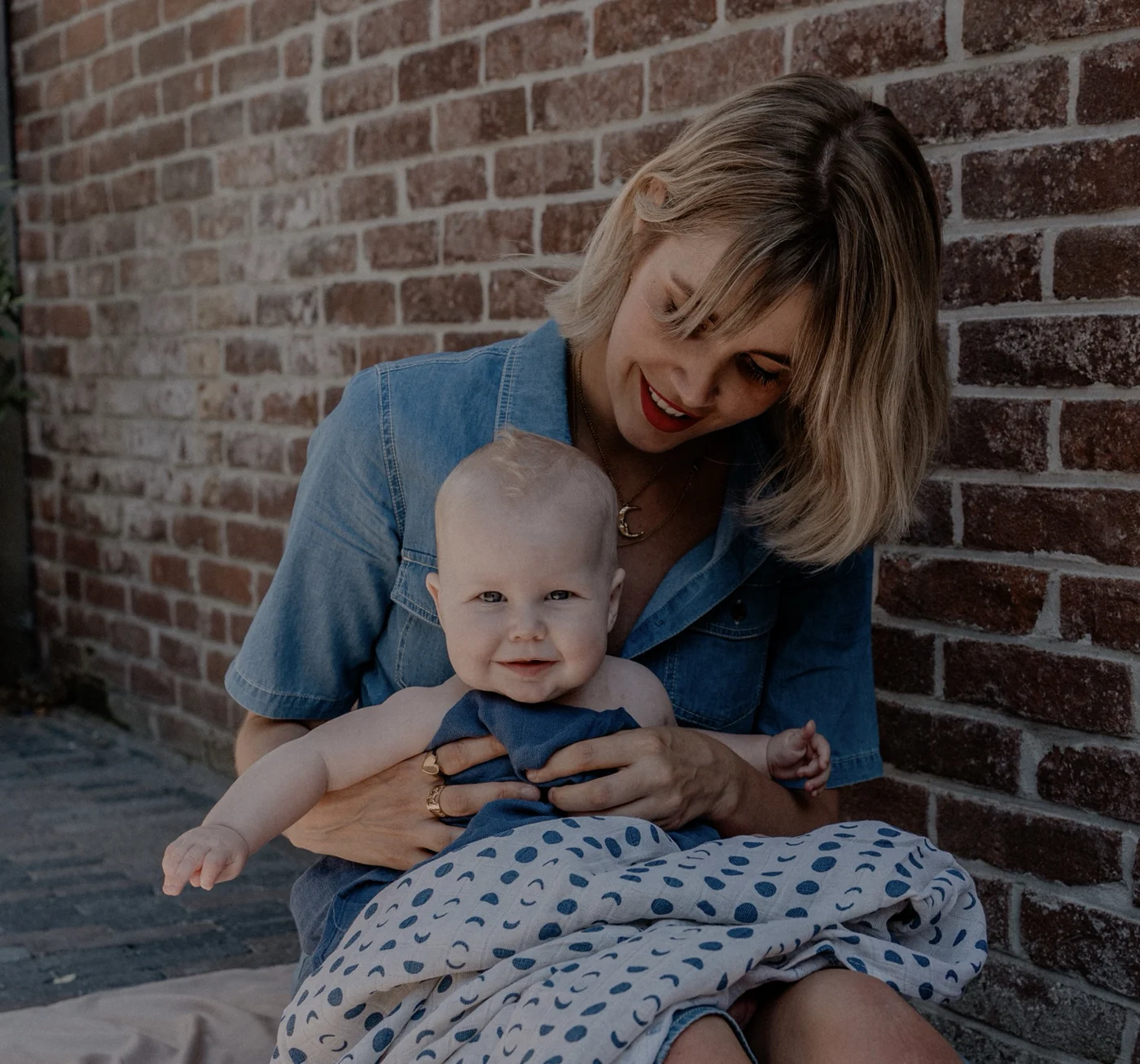 Minke met haar zoontje Nyk, de inspiratie achter Baby Bundel
